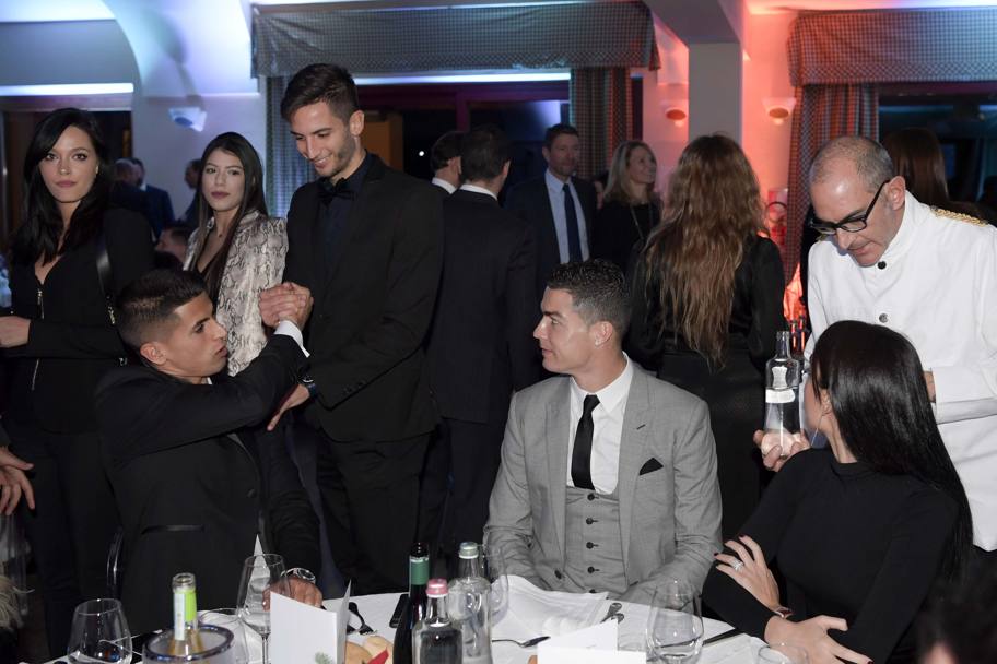 Rodrigo Bentancur saluta Joao Cancelo, seduto al fianco di Cristiano Ronaldo. Getty